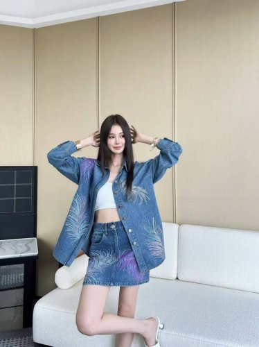chanel 25新款烫钻牛仔外套 定位彩色钻 时髦不易过时 洋气十足 上身修饰身型 高端品质 单色3码Sml