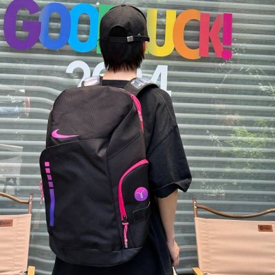 高版本气垫款 Nike耐克气垫款印花Logo精英双肩包大容量篮球包男女同款。 设计气垫肩带上身背着特别舒适。 包包特别厚实 底部拼接pu材质。既耐磨又耐用。 整