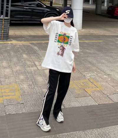 上新！Gucci新款短袖T恤,版型剪裁特别有讲究！上身很洋气显瘦内搭外穿都看 高密针织圆领设计，平整简约！亲肤透爽！T恤面料的柔软性舒适性无可挑剔！男女均可驾驭