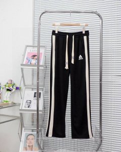 Adidas阿迪达斯春季新款小字母印花拼接直筒裤同步上新 最优品质！ #用心 定制纯棉面料 轻薄柔软上身质感的同时，完美修饰腿型！显搞显瘦显优越！必备潮流单品！