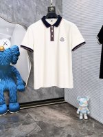 蒙口。2025春夏新款男士标识短袖Polo衫，延续经典商务休闲翻领Polo恤.该款Polo衫采用丝光双面棉质珠地面料制成，隽永设计可跨越时尚潮流。经典款型，2品