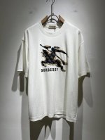 burber*Y巴*莉2025春夏新品男女同款短袖T恤，重磅来袭，最近比较火热的环保纯棉面料制作而成，高端户外运动休闲系列，非常火热运动风潮！Bur最新研发的特