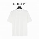burberry 巴宝莉 25Ss 胸前暗纹战马立体刺绣短袖T恤 采用260G双纱纯棉面料，洗水后达260G高克重，~厚实不变形亲肤感巨好~ 纯棉柔软面料 对色
