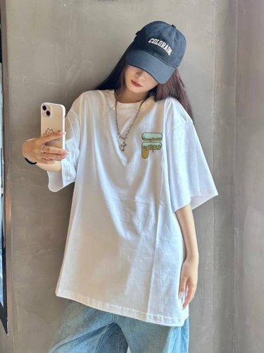 上新！Fila 斐乐中性风格圆领纯棉短袖T恤，颇具标志性的 Logo与颜色素净的基础款型相结合，打造低调百搭又具有品牌特色的代表性单品！高品质的棉质以及布面处理