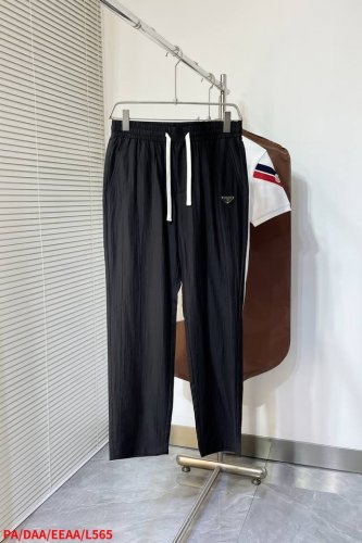 L565 pa普拉达 25Ss轻薄天丝织物直筒休闲裤，男士经典三角徽标点缀清凉长裤。上海恒隆柜台订单，超薄天丝织物面料，纹理清晰，薄如蝉翼，手感顺滑且垂感自然。