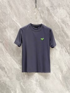 普拉达 2025春夏新款首发专柜最新款短袖圆领T恤 高端订制 设计前卫时尚 品牌Logo重工艺设计 高端定制丝光云朵棉面料.手感柔软.穿着舒适.专柜级别精致车线