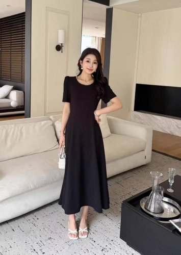 法式优雅气质蕾丝拼接赫本风连衣裙 静致圆领莞美贴合颈部曲线服帖不拘谨，配与珍珠巧妙地点缀显得更为雅致，大廓形裙摆A字弧度上窄下放立显三七黃金比例 Smlxl
