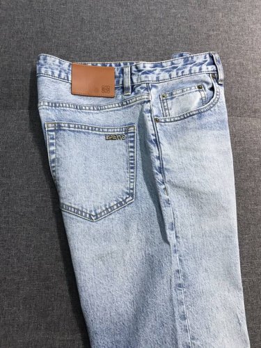 新品 Lo家族男士时装款高端宽松直筒剪裁丹宁牛仔裤，香港洋行渠道货，原厂代工出品，纯血统品质，25年春夏新品，官柜同步售卖，毋庸置疑的爆卖单品！ 整体的设计符合