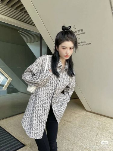 供 Dior迪奥经典老花提花满印牛仔衬衫 慵懒风扎染灰白情侣款衬衫外套 D家本季最火的时尚单品，满印Logo的设计超级爱，老花衬衫真的太上头了，浅色系给人清爽的