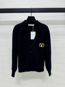 上新原单高端品质 Valentin*2025早春最新系列！V字圆领针织开衫！标志性五金Logo大牌感十足！轻松吸引眼球，名媛少女优雅又高级！万能百搭版型上身巨显
