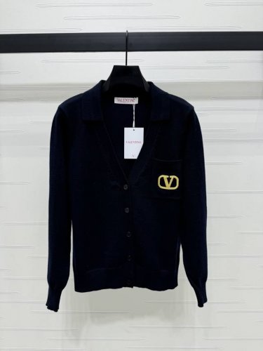 上新原单高端品质 Valentin*2025早春最新系列！V字圆领针织开衫！标志性五金Logo大牌感十足！轻松吸引眼球，名媛少女优雅又高级！万能百搭版型上身巨显