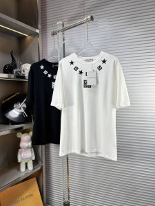 giv*纪梵希 Ss25夏季新款 胸前印花图案圆领短袖T恤，今年芬迪真是越来越棒不同于其他款式，更是时尚达人必须入手的一件！定制220G高克重丝光面料 ，手感细