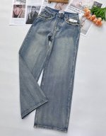 p240Chanel小香风2025早春新款口袋柳钉毛须牛仔长裤、短裤一套，双重酵素浅色怀旧洗水，拉长腿部线条，口袋柳钉装饰设计感视觉十足。超好搭配春夏打造辣妹神
