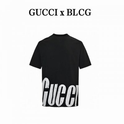 本地自取160 gucci & Balenciaga 下摆斑驳字母印花短袖 高级感十足。纯棉面料，做工细致，男女同款宽松版型，时尚大气。 颜色：黑、白 size