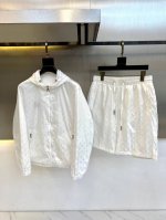 一套 1V威登、2025Fw春夏男士 双面穿 连帽夹克+配短裤套装，休闲日常穿搭单品！上身修饰身形、提花面料将时装美学和新都市商务休闲概念完美融合，不同风格任你