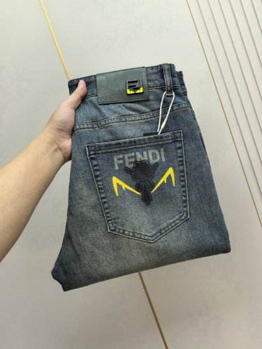 芬迪。2025春夏最新推出男士休闲牛仔裤新品！重工水洗牛仔裤！定制面料和一般牛仔布料比起来，更加柔软舒适！超重工洗水工艺 双工艺洗水 整条裤子，手感舒适，细腻程