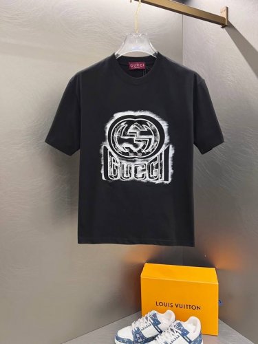Ss古驰纯棉最新面料经典标识图案Logo时尚简约潮流短袖，最顶级的品质专柜原单短袖，顶级制作工艺进口面料，专柜款独特设计，采用进口高端订制面料。官网在售！面料版