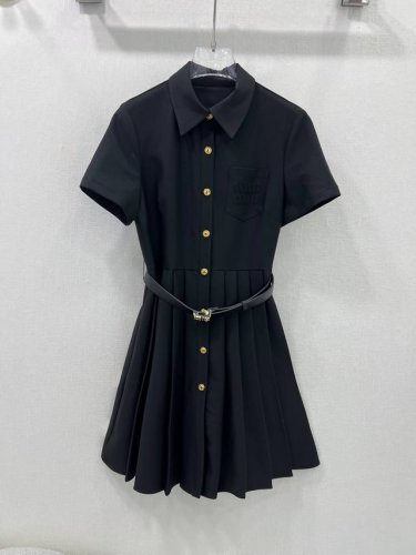 miumi*25夏季新款短袖连衣裙 翻领单排扣下摆压折连衣裙 胸前字母点缀 减龄款 ！搭配Miu金属腰头腰头 单品穿搭功能一直是特别强大 打造显高显瘦的上身效果