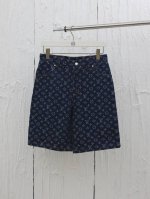 LV* 路易25Ss春夏新款重工款提花牛仔短裤 采用深蓝色洗水牛仔面料，定制白珠刻字纽扣 全新设计辅料纽扣细节，直筒剪裁版型设计 满身经典品牌Logo提花效果，