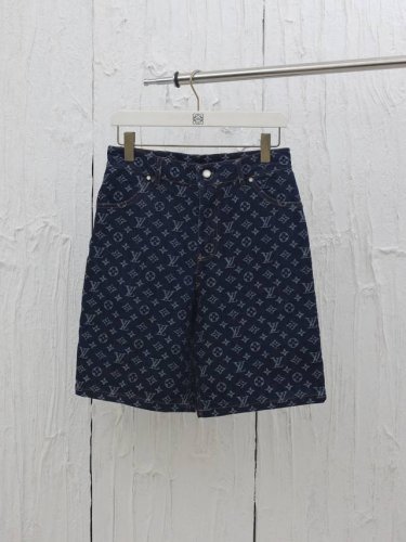 LV* 路易25Ss春夏新款重工款提花牛仔短裤 采用深蓝色洗水牛仔面料，定制白珠刻字纽扣 全新设计辅料纽扣细节，直筒剪裁版型设计 满身经典品牌Logo提花效果，