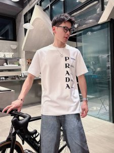 prada普拉达独家专供新款原单男士休闲短袖 高端定制 高版本 时尚百搭爆款进口面料 手感超柔软细腻 穿着亲肤舒适 高端精品 代工厂P精细做工 上身非常赞 男士