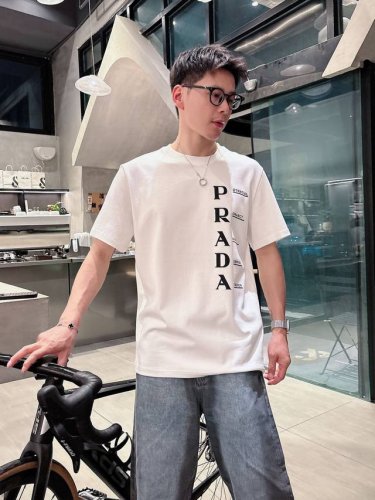 prada普拉达独家专供新款原单男士休闲短袖 高端定制 高版本 时尚百搭爆款进口面料 手感超柔软细腻 穿着亲肤舒适 高端精品 代工厂P精细做工 上身非常赞 男士