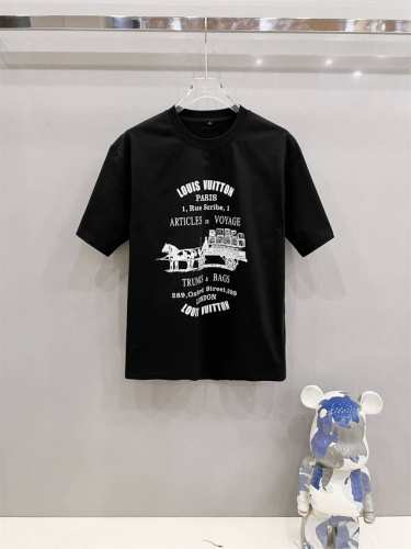 lv驴家高定面料 2025春夏新品上市时尚经典圆领短袖时尚单品设计，更加时尚舒适，高标准定制，上身非常有型，采用重磅280G双纱精梳棉材质 面料质感非常细腻，细
