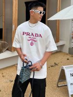 普拉达 新款字母印花双层重工短袖T桖 字母图案不管是T桖还是卫衣都是每年的爆款单品 前幅大面积印花采用大康丽数码印花机直喷 成本极高 经过多次的调试打版图案色差
