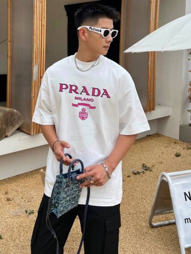 普拉达 新款字母印花双层重工短袖T桖 字母图案不管是T桖还是卫衣都是每年的爆款单品 前幅大面积印花采用大康丽数码印花机直喷 成本极高 经过多次的调试打版图案色差