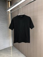 Lv 路易威登 2025春夏新款 圆领短袖 锁链单针绣 采用高克重320克双纱精梳棉面料 微宽松版型 面料手感柔软厚实 男女同款 颜色：黑 白 咖 码数：Sml
