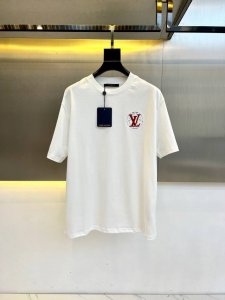 LV、2025春夏新款刺绣标识装饰短袖T恤。客供进口100%全棉材质制成，面料手感丝滑柔软，透气亲肤性极佳，着身无比的舒适，整体质感相当之高！衣身胸前标志性徽标