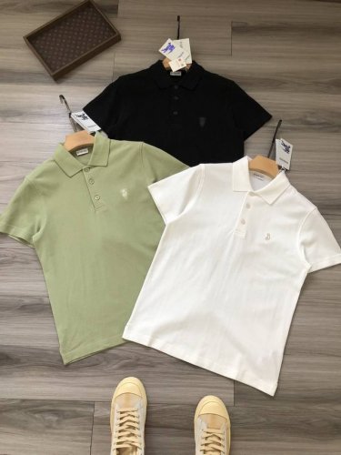 顶级版本！ 巴宝家｜Burberr*Y Fw24 B音符盾牌刺绣 男女款翻领polo衫. 颜色：黑色 白色 绿色. 尺码：Xs S M L Xl. 材质：定织定