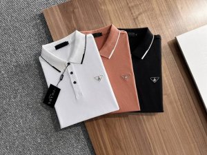 prada 普拉达 2025 夏季新款男士翻领polo衫 解锁意式优雅 领口设计是整件短袖的点睛之笔 简约线条勾勒出利落造型 标志性品牌Logo以精致的刺绣工艺
