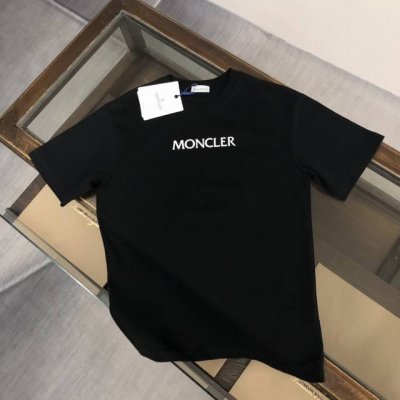 moncler 蒙口 新款上市 专柜系列纯棉T恤 全新设计灵感 极具时尚代表性 精致前Logo植绒设计 手感舒适透气 绝非一般的Yy之作 极为时尚耐看有腔调 上