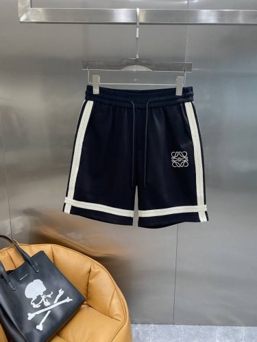 罗家 Loewe短裤 黑色主体搭配侧边的米白色条纹，简约又时尚，经典配色怎么搭都不会出错 裤身精致的品牌标识，低调又彰显品质。松紧腰配抽绳设计，M-3Xl 隔天