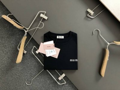 Miu*合身版型M-Xxxl 25春夏顶级经典款刺绣工艺重磅短袖，精致工艺专柜面料，顶级元素融合打造，经典短袖3标齐全，潮男时尚，无论是上身舒适度还是都是无可比