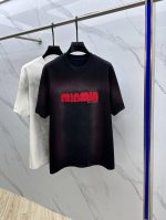Miumiu 缪缪 2025Fw春夏新品圆领打底外穿T恤，立体感Logo微廓形半袖260克活性纯棉打底T恤，棉，手感面糯有骨感，柔而有韧性。扎染工艺、破洞处理，