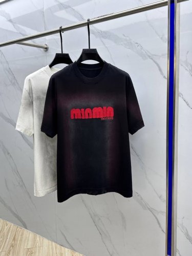 Miumiu 缪缪 2025Fw春夏新品圆领打底外穿T恤，立体感Logo微廓形半袖260克活性纯棉打底T恤，棉，手感面糯有骨感，柔而有韧性。扎染工艺、破洞处理，