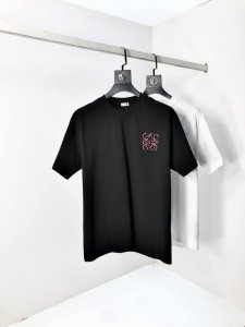 罗意威 2025春夏新款 字母Logo圆领短袖T恤 春夏休闲穿搭必不可少 原版纯棉面料 完完全全体现在高级审美的做工上 做工更是精致大气 Z立体感超强 非常惊艳
