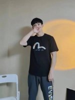 p100 Evisu福神 23新款贴布刺绣短袖T恤 小海鸥元素是每年的爆款，简约干净利落，多彩的贴布打破沉闷，金色的刺绣让人眼前一亮，个性百搭又吸睛，情侣出门必