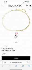 Swarovski施华洛世奇Zodiac Rabbit兔子珍珠项链锁骨链专柜同步在售。佩戴这款耀眼的项链或许是兔年的最可爱的方式。俏丽的链坠通过pointiag