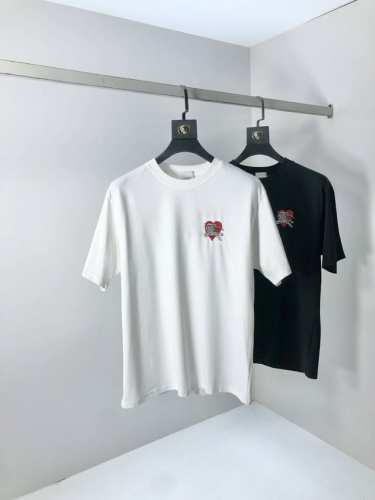 巴宝莉 穿200斤。宽松版 顶级货品2025春夏新款首发专柜最新款短袖圆领T恤 高端订制 设计前卫时尚！品牌Logo重工艺设计 高端定制天丝面料.手感柔软.穿着