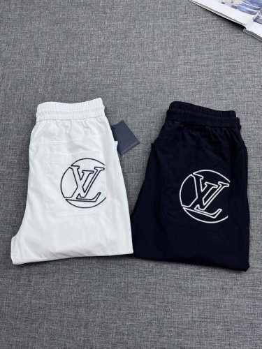 Lv驴牌2025夏季最新款男士休闲裤。专柜主打款，采用全客供面料，面料挺括有型，手感细腻丰润，垂感十足。一款最基础单品！简洁又极具设计感在运动服饰中，无疑是最时