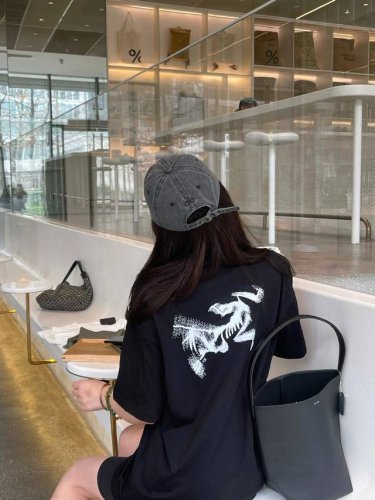 上新！ 始祖鸟 Arc'teryx幻影鸟情侣款短袖T！宽松版型！ 专柜卖断货 一件难求！年度爆款来了！ 采用顶级300克精梳凯迪纯棉面料！无敌质感！ 高端面料无
