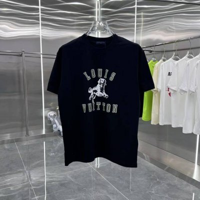 LV 2025春夏新款 圆领短袖T恤 5D凹凸打印工艺 男女同款宽松版 S M L Xl Xxl 五个码 黑色 白色 军绿色