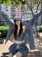 上新 三件套 Rl 拉夫 小马刺绣慵懒格子三件套 本期最爱的套装，是三件套哦 ｛衬衫+吊带+半裙｝一套狠狠拿捏住我了！ 经典蓝色格子复古又时尚，永不过时！ 自带