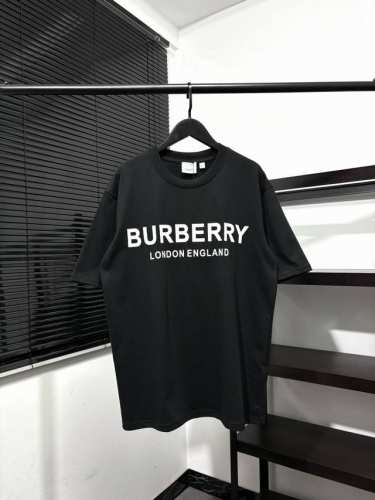 高版本，质量很好！巴宝莉Bbr胸前经典两排字母印花短袖T恤！ Burberry 巴宝莉新款四排字母限定伦敦系列印花圆领短袖T恤 精纺棉材质轻薄透气，上手棉感偏强