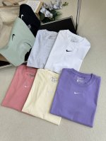 nike 耐克 Nk 25Ss 基础简约小钩子刺绣短袖圆领情侣款T恤 小红书热门爆款，明星网红同款穿搭，男女日常通勤穿搭必备单品！ 高品质260克高克重双纱面料