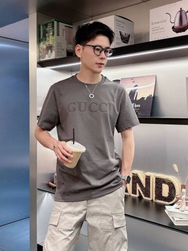 gucci古驰独家专供新款原单男士休闲短袖 高端定制 高版本 时尚百搭爆款进口面料 手感超柔软细腻 穿着亲肤舒适 高端精品 代工厂P精细做工 上身非常赞 男士必