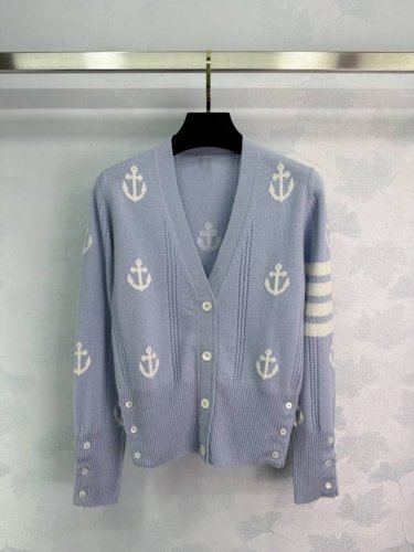 P400 Thom Browne 25Ss新款 羊毛经典学院风四条杠V领开衫丨独家高版出品！Tb经典学院风系列，经典百搭又不失可爱俏皮精致的做工 尽显品质 轻松